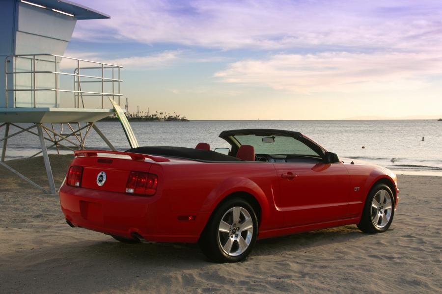  Ford Mustang GT Convertible 2005 года  (фото 32 из 44)